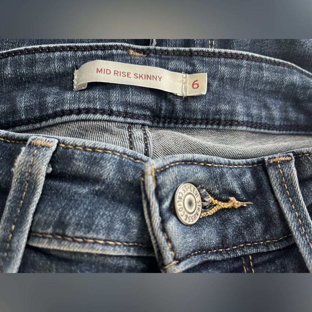 Levi’s mid-rise skinny size 6